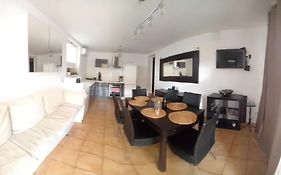 Appartement-2- privé, terrasse, parking et jardin